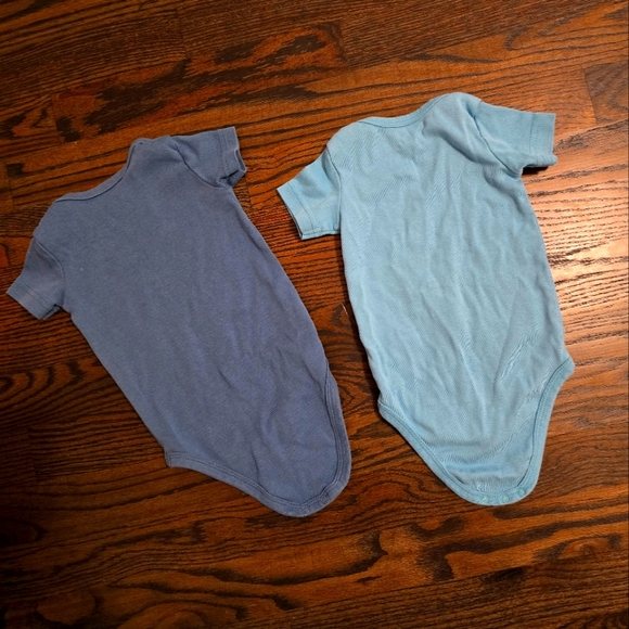 Bundle of 2! Primary onesies 6-9 months - Picture 4 of 4